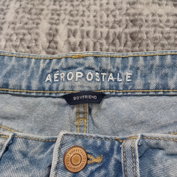 Aeropostale Boyfriend Light Wash Raw Hem Jean Shorts Women Sz 4 - Picture 2 of 7